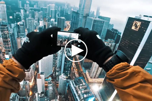 Temerários escalam outdoor digital em Hong Kong e exibem seu próprio vídeo
