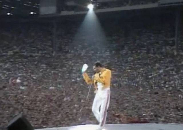 Freddie Mercury versus Multidão