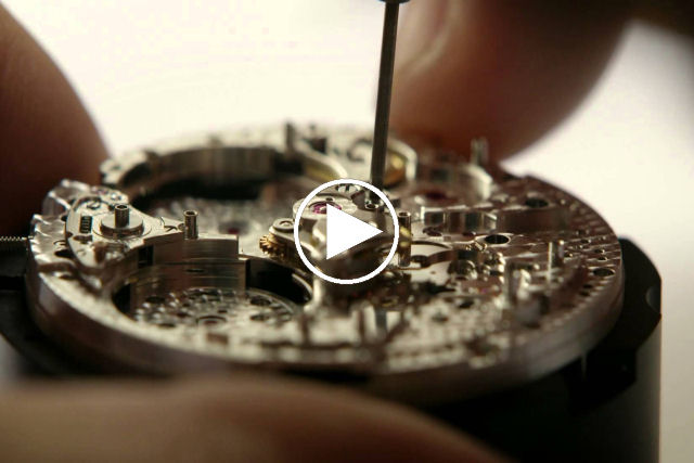 Vídeo resume o proceso da fabricação artesanal de um relógio de 1400 peças