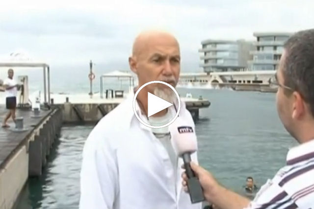 Homem cai na água durante entrevista ao vivo na TV libanesa