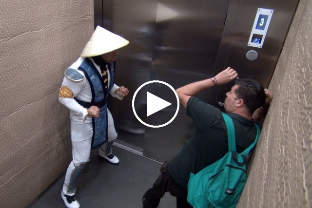 Pegadinha do Mortal Kombat no elevador - Parte 2