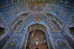 Os elegantes e fantabulosos tetos de algumas mesquitas iranianas