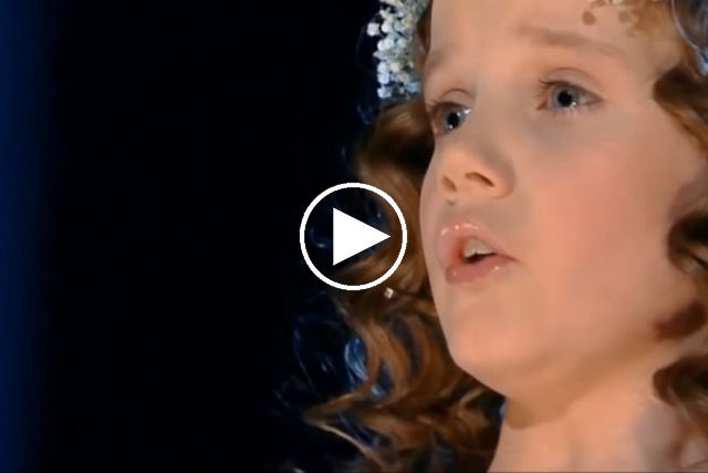 Amira Willighagen, 9 anos, cantando ?Ave Maria?