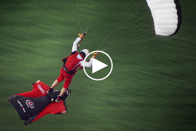 Paraquedista e saltador de base fazem épica manobra insana em pleno voo