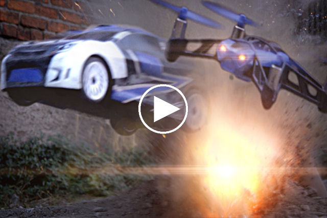 Incrível cena de ação mostra uma batalha entre mini-drones e carros de controle remoto