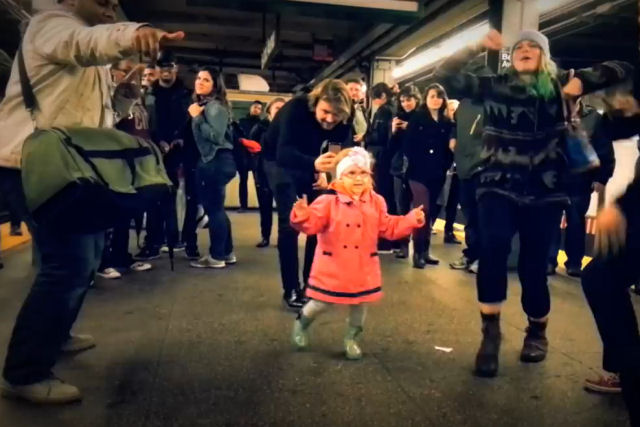 O vídeo mais divertido da semana: garotinha adorável dança na estação do metrô