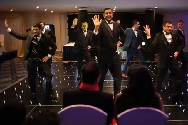 7 irmãos surpreendem irmã com incrível dança em seu casamento