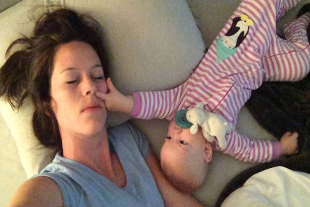 Mãe demonstra porque dormir com o bebê não é realmente uma boa ideia
