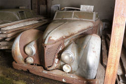 60 automóveis clássicos abandonados a 50 anos em uma fazenda francesa valem ao menos 49 milhões de reais