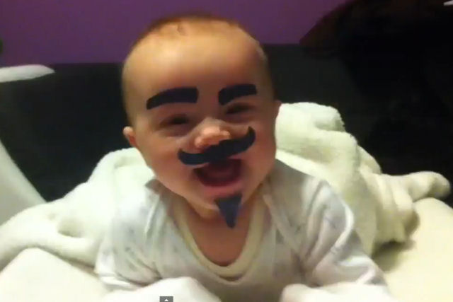 Pai troll coloca falsos pêlos faciais no rosto do bebê