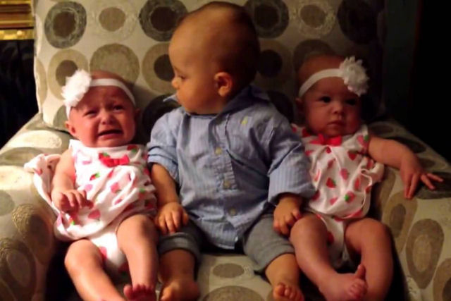 Bebê fica adoravelmente confuso quando encontra as gêmeas