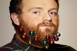 Os hipsters ?pira?: como transformar sua barba em uma árvore de Natal
