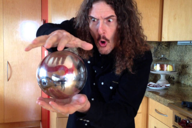 Weird Al Yankovic realiza a mágica da esfera flutuante