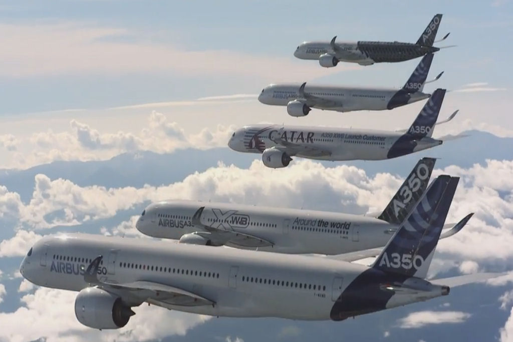 Cinco aviões de passageiros A350 gigantescos voam juntos