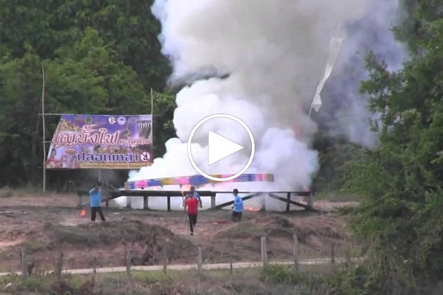 Festival de fogos de artifício da Tailândia é mais que impressionante