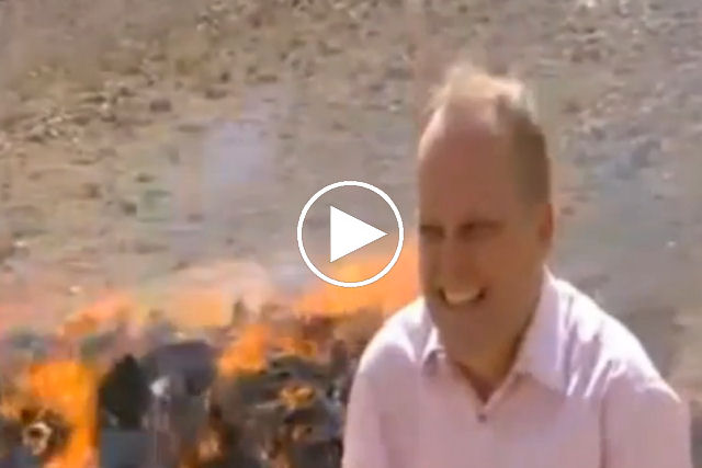 Repórter da BBC fica chapado ao fazer uma reportagem sobre a queima de ópio
