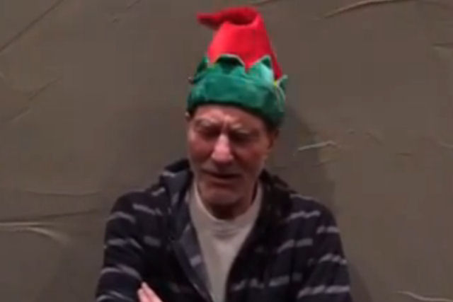 Mico: Patrick Stewart usando um ridículo gorro musical de Natal