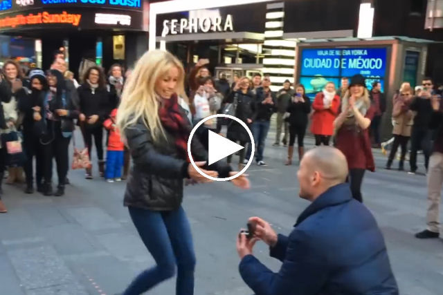 O original  pedido de casamento de um goleiro a sua noiva em plena Times Square