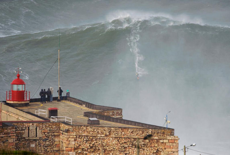 Ainda que você não creia há gente que de fato surfa estas colossais ondas