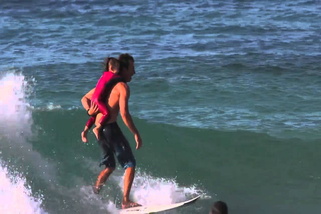 Veja como o surfista Cory Lopez pega onda com sua filha