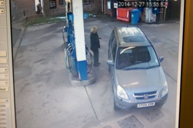 Esta mulher simplesmente não pode encontrar seu tanque de gasolina