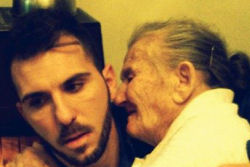 Jovem compartilhou uma foto com sua avó e emocionou todo mundo