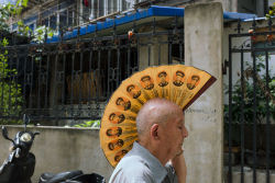 Este genial fotógrafo de rua invadiu a China com suas fotos com timing perfeito
