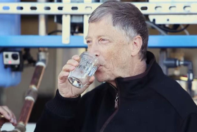 Bill Gates bebe água reciclasda de fezes humanas