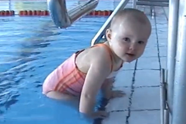 Garotinha de apenas 21 meses adora mergulhar na psicina