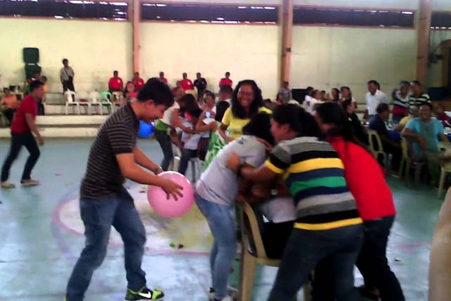 Fails na brincadeira do balão em uma gincana escolar filipina