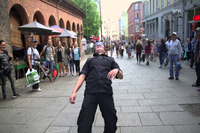 Divertida pegadinha norueguesa do Limbo (dança da cordinha)