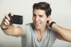 Homens que postam muitas selfies são mais propensos à psicopatia?