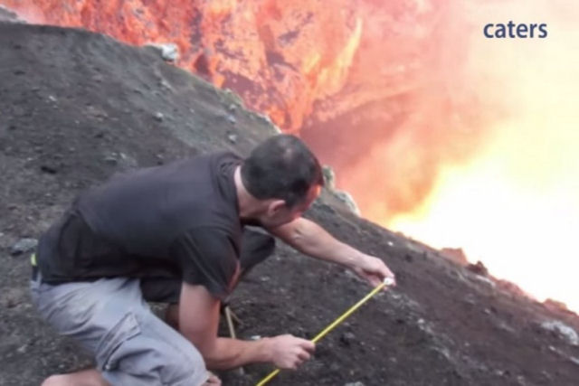 Este sujeito decidiu tomar cerveja e tostar marshmallow num vulcão