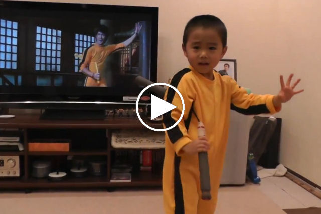 Este garoto de 4 anos maneja o nunchaku como um pequeno Bruce Lee