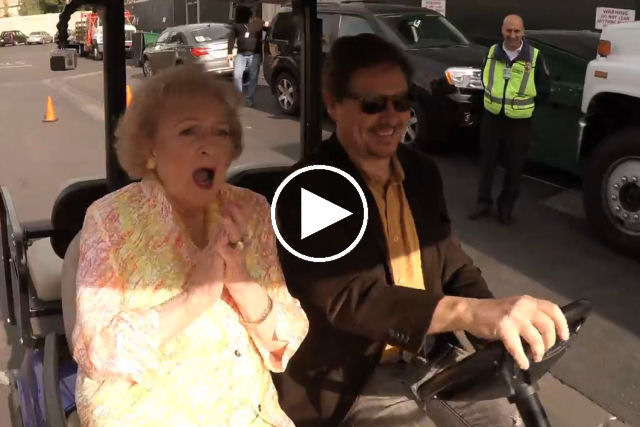 Um flashmob surpresa para 93º aniversário de Betty White