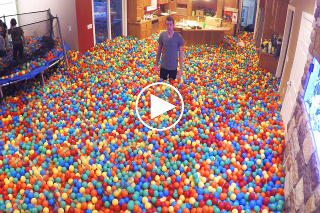 Surpreende a esposa transformando sua casa em uma piscina gigante de bolinhas coloridas