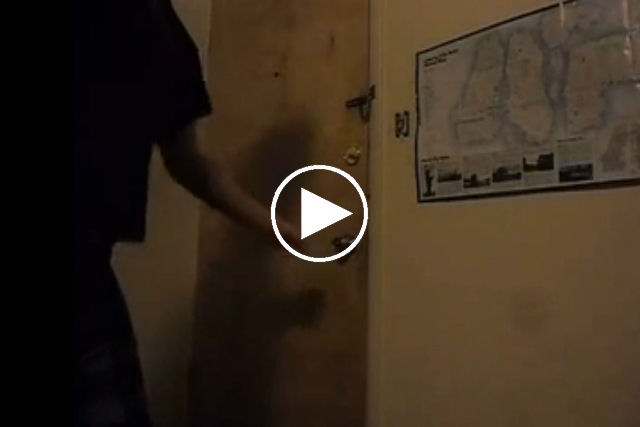 Vídeo mostra homem levando 3 tiros ao tentar invadir casa com facão