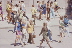 Estas colegiais dos anos 60 se vestiam bem, inclusive para os dias atuais