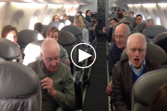 Viajar de avião pode ser bem chato, a não ser que você tenha a sorte de coincidir com estes senhores