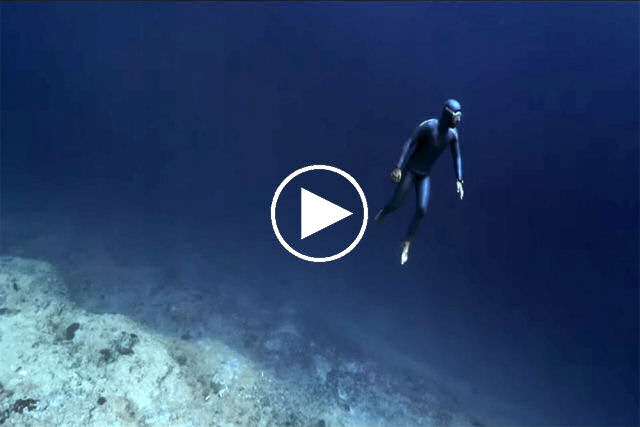 Ocean Gravity: espetacular vídeo do merrulhador Guillaume Nery nas rápidas correntes do oceano ao norte de Taiti