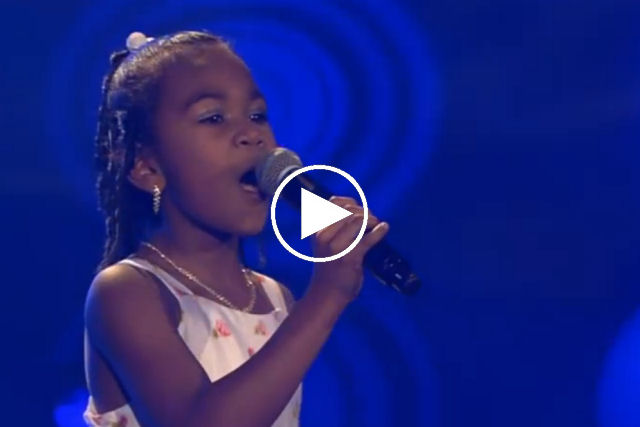 Esta garotinha tem apenas 8 anos, mas já canta como gente grande