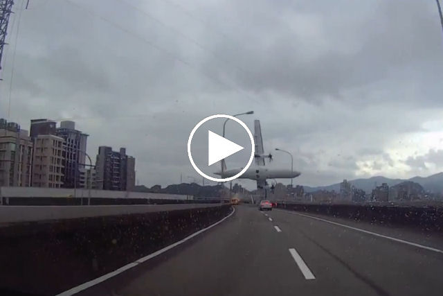 Câmera de bordo captura queda de uma avião da TransAsia em Taiwan