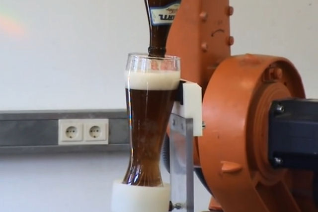 Robô serve uma cerveja perfeita