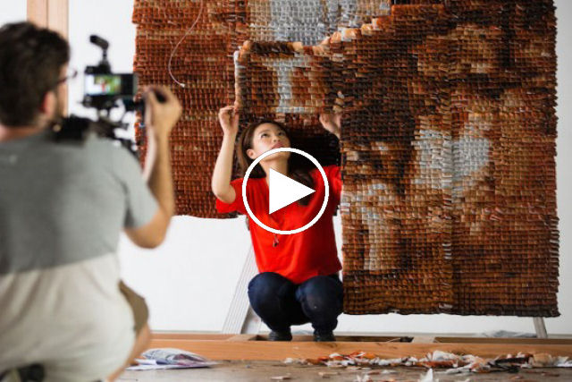 Artista cria um retrato gigante com 20.000 saquinhos de chá