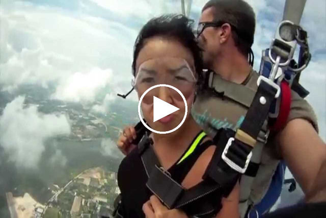 Vídeo assustador mostra monomotor quase colidindo com paraquedistas