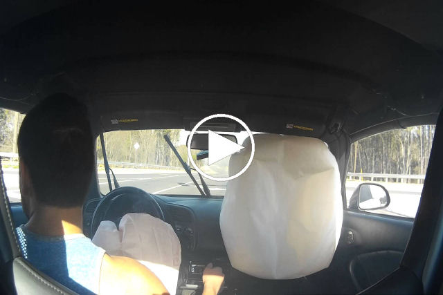 Vídeo mostra o momento que o airbag infla em acidente de carro