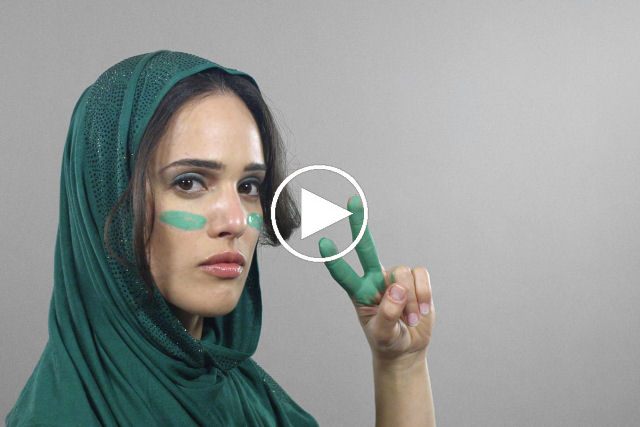 Maquiadores recriam 100 anos de estilos de beleza iraniana em um minuto