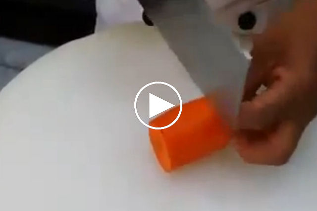 Mestre de cozinha corta um pedaço de cenoura de uma forma inesperada