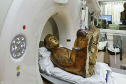Escâner revela uma múmia de 1000 anos dentro de uma antiga estátua budista