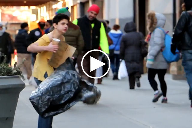 Experimento social mostra criança sem teto congelando nas ruas para ver a reação das pessoas